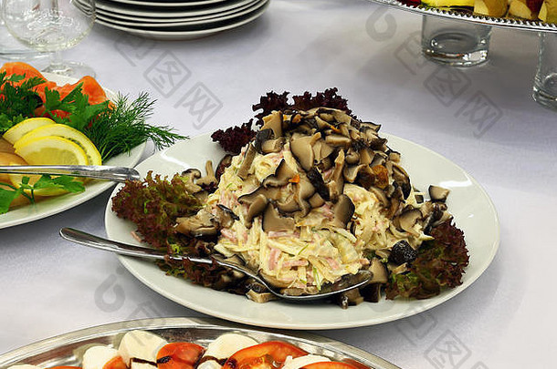沙拉蘑菇新鲜的草本植物白色板自助餐表格