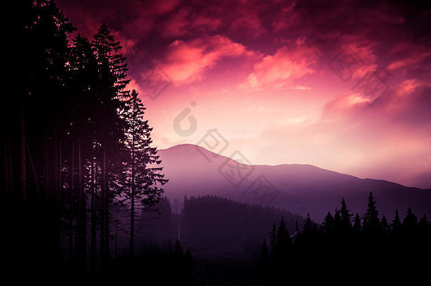 美丽的色彩斑斓的日落塔特拉山山装饰