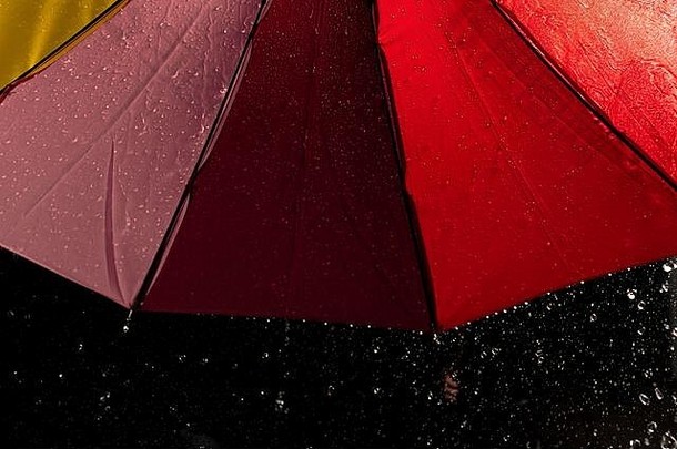 多彩色的彩虹伞雨运行国