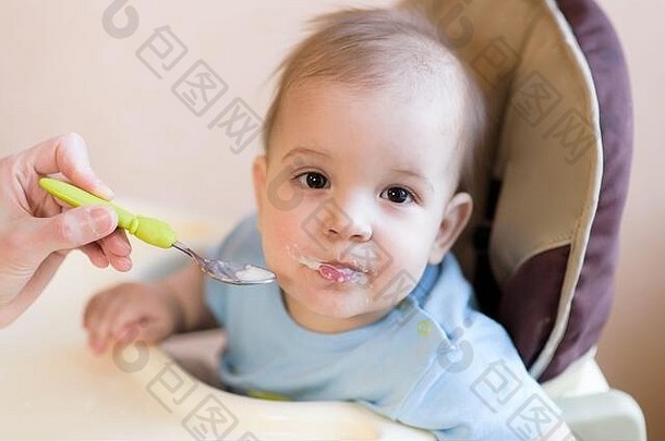 <strong>婴儿</strong>用勺子吃牛奶粥