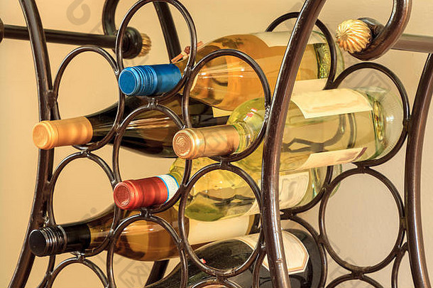 <strong>酒架</strong>上摆放着各种红葡萄酒和白葡萄酒，呈杆状铁圈排列。