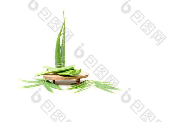 芦荟切片（芦荟、星仙人掌、芦荟、芦荟素、哈夫拉巴或巴巴多斯）是一种非常有用的皮肤护理和头发护理草药-