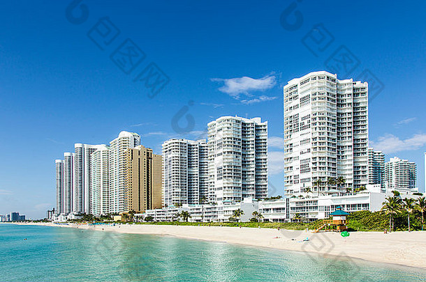 美丽的海滩，阳光明媚的岛屿上有公寓和摩天大楼