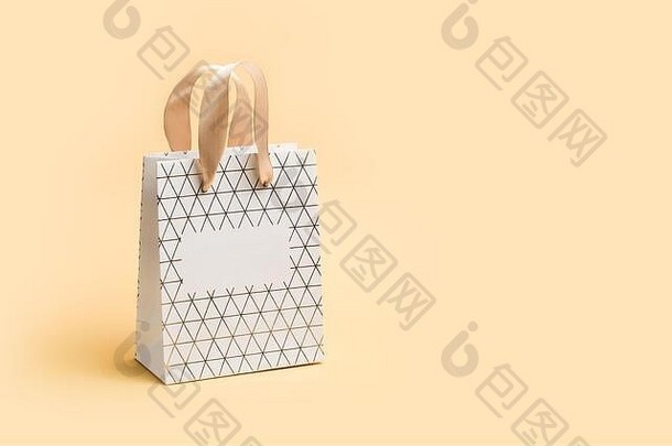 纸购物袋米色背景假期出售概念单色音调
