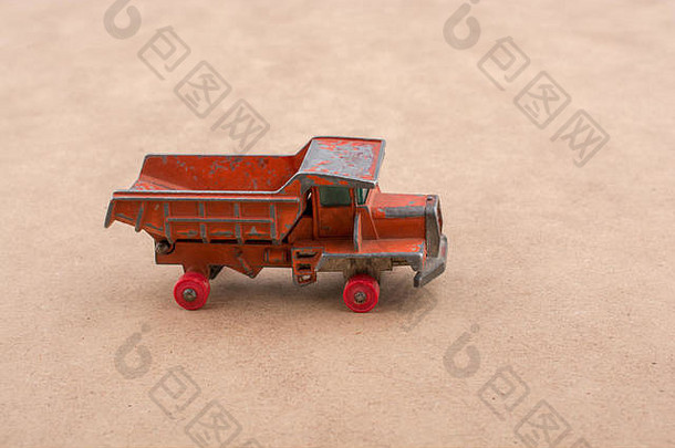 木制背景上的红色玩具汽车卡车