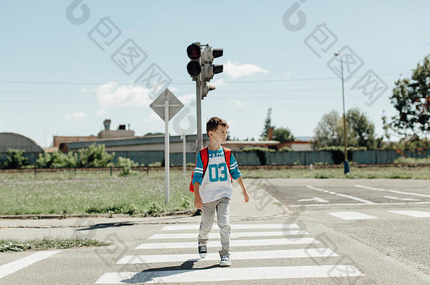 一名小学生在早上上学的路上<strong>横穿马路</strong>