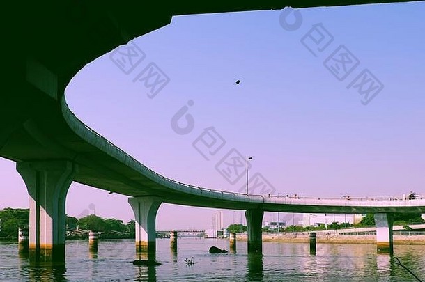 越南胡志明市，桥的全景俯瞰图，建筑师用蓝天的空间设计出令人惊叹的曲线，运河和水交叉支墩