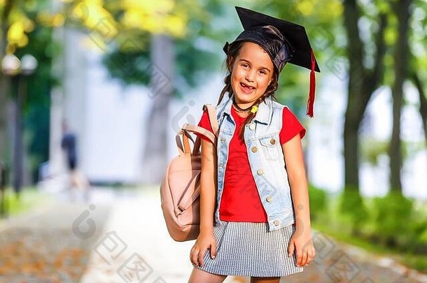 女孩走学校背包早....温暖的阳光教育概念