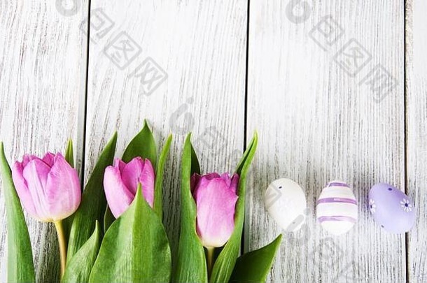 木桌上的复活节彩蛋和郁金香