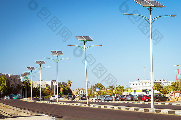 埃及沙姆沙伊赫，太阳能利用，城市道路照明用电杆上的太阳能电池板