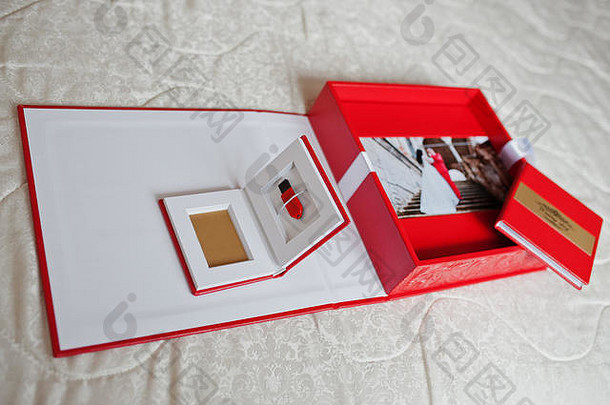 优雅的红色的婚礼相册,照片专辑金登记软柔和的背景