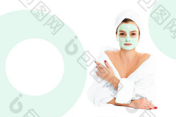 美丽的女人浴袍面部粘土面具美化妆品身体护理水疗中心概念