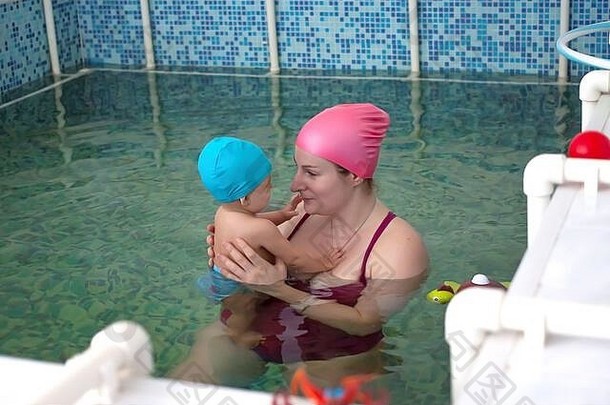 妈妈带着一个小婴儿在医疗中心的一个<strong>特殊儿童</strong>泳池里。