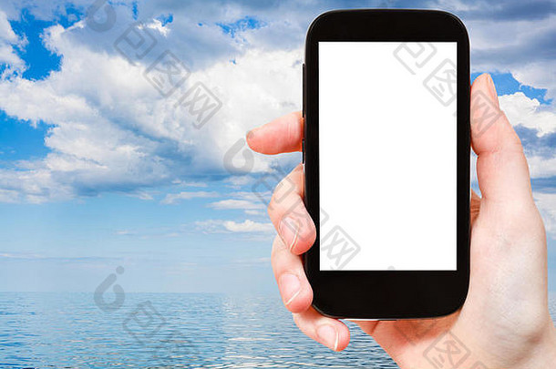 旅游理念-在智能手机上拍摄蓝水亚速海的<strong>旅游照片</strong>，屏幕上有空白处用于广告