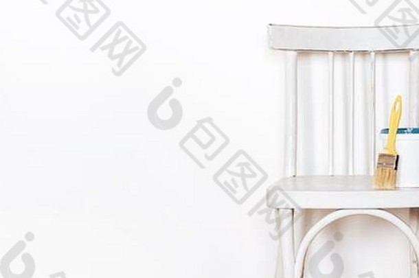 升级改造概念重新绘制复古的椅子白色木椅子白色墙横幅格式