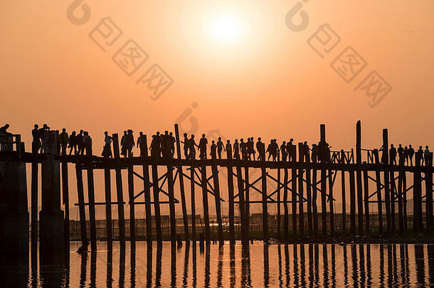 阿马拉普拉，曼德勒地区，缅甸。夕阳下，人们在U Bein桥上行走的剪影。