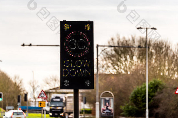 在英国高速公路上闪烁30 MPH限速检查智能设备