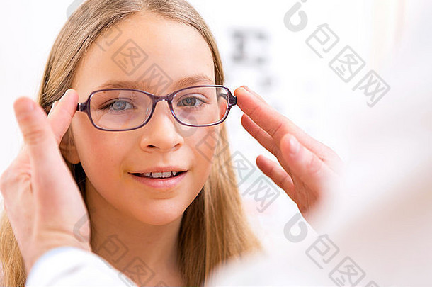 视图年轻的女孩眼镜眼镜商