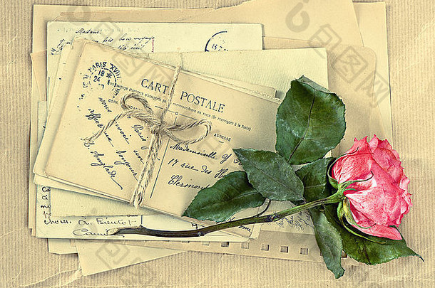 旧信和干玫瑰花。老式明信片和信封。复古风格色调图片