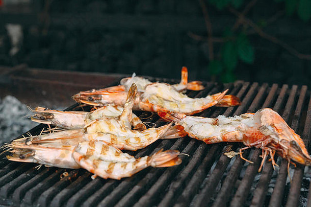 烤上新鲜龙虾。煮虾做一道美味的菜