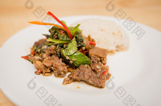 炒肉罗勒大米泰国食物