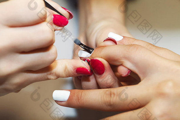 指甲修饰师使过来这里波兰的修指甲特写镜头美身体护理