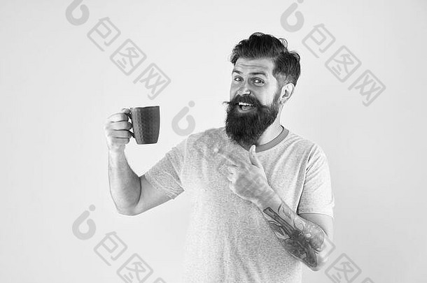 真正的特色咖啡正在成为一项大生意。能源概念。时髦的咖啡师黄色背景。咖啡厅留胡子的男人喝早茶。茶点时间。加<strong>适量</strong>牛奶的卡布奇诺。