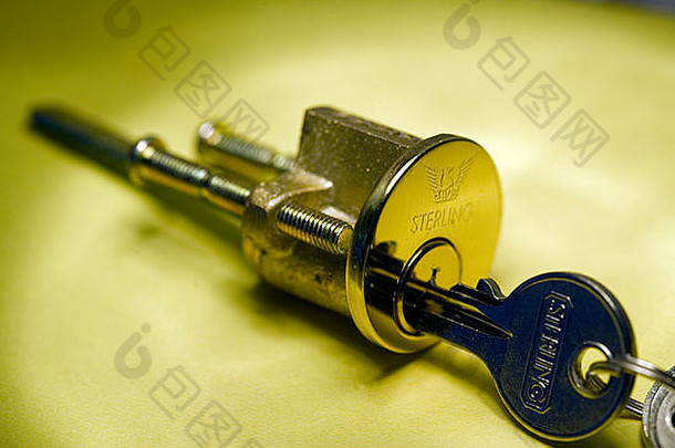 锁芯锁和钥匙，锁芯钥匙，开锁，钥匙插入锁，耶鲁钥匙插入锁，钥匙插入锁的特写，安全