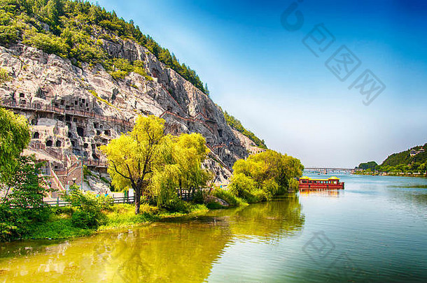 中国洛阳龙门石窟风景区位于河南省沂河附近。