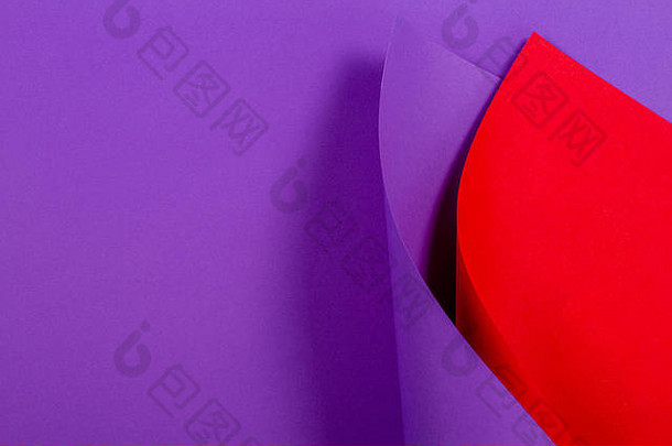 抽象彩色背景。几何形状的红-紫-紫彩色纸