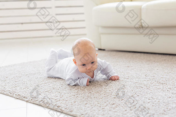 儿童、童年和婴儿概念-美丽的婴儿躺在地板上
