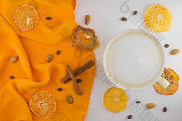 一杯舒适的咖啡，白色背景，橙色面料。干桔子片和柿子片。平铺。