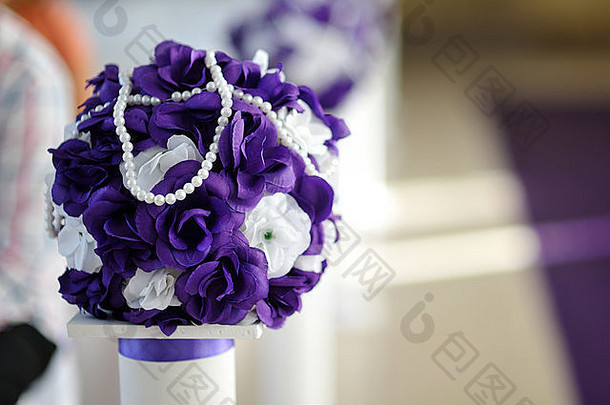 美丽的婚礼花束，紫色和白色的花朵