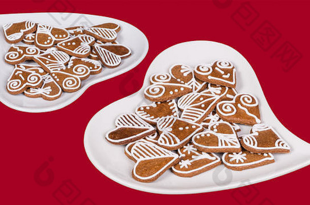 堆华丽的姜饼心twoo白色心形的盘子假期庆祝活动概念爱友谊孤立的红色的背景