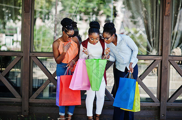 休闲非洲美国女孩彩色的购物袋走户外时尚的黑色的女士购物