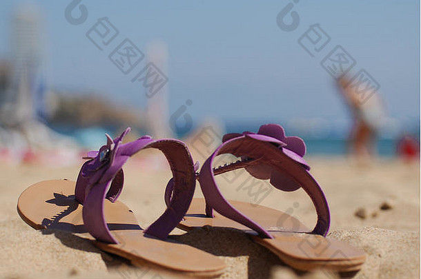 夏天凉鞋一对凉鞋海滩阳光明媚的夏天一天