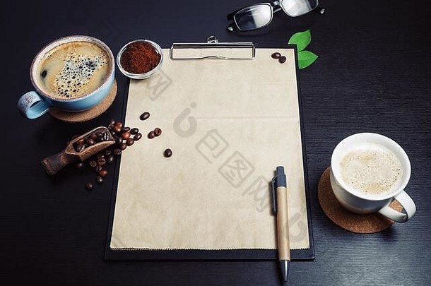 古董剪贴板卡夫纸信头咖啡杯豆子笔咖啡地面眼镜黑色的表格背景空间文本