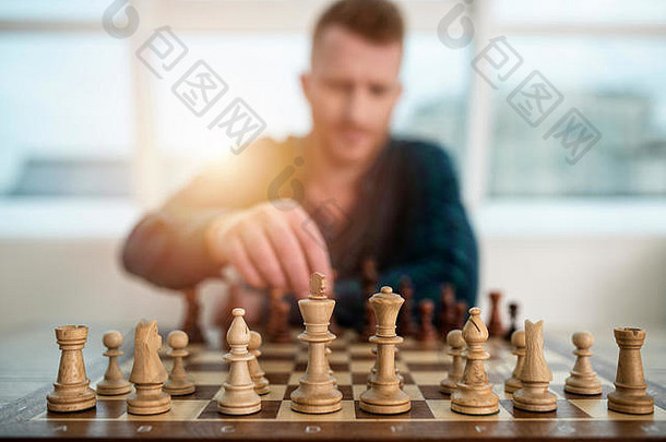 商人下棋。企业战略和策略的概念