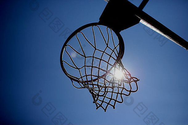 带太阳室外篮球场的篮球圈和篮球网