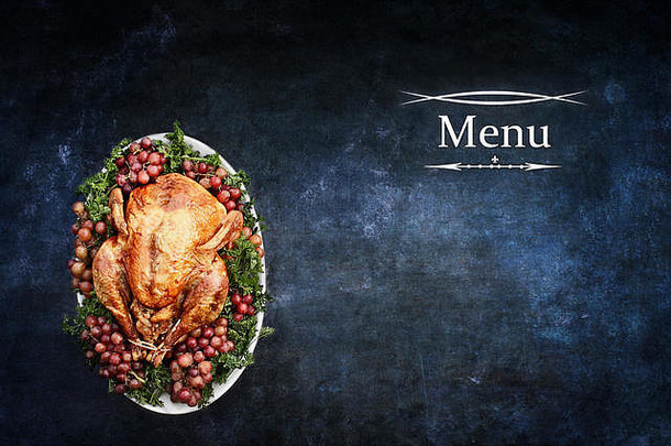 在空白黑板或黑板上放置感恩节或圣诞火鸡晚餐的菜单，并留出复印空间。