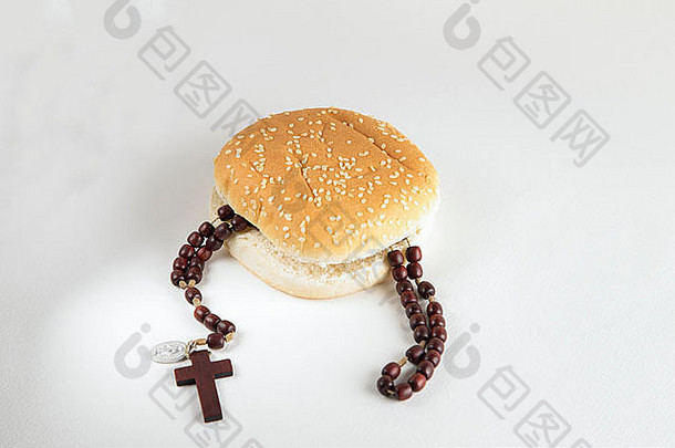 快餐面包和神圣念珠项链