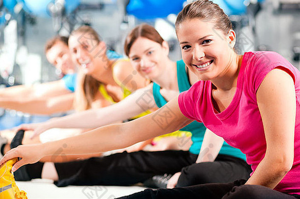 集团人色彩斑斓的布健身房有氧运动气候变暖体操伸展运动练习