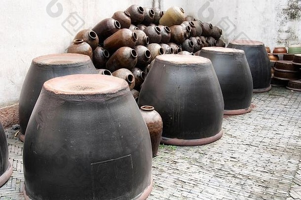 中国浙江省乌镇水乡的许昌酱油空陶罐。