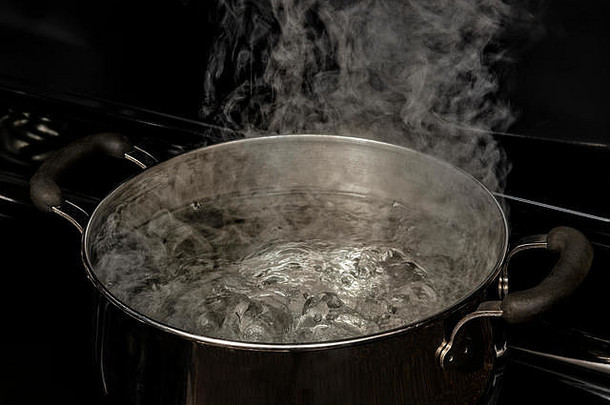 在炉顶上的荷兰烤箱中水平喷射沸水。
