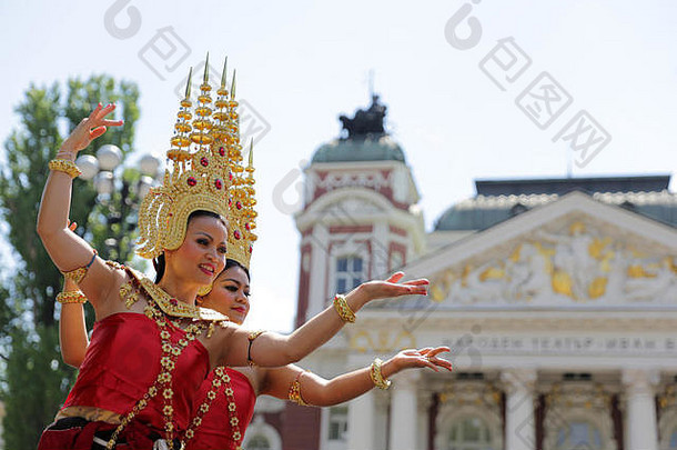 保加利亚索非亚——2016年5月19日：两名女表演者在泰国的一天展示传统的泰国服装和珠宝