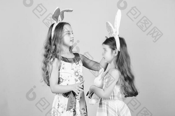 兔子姐妹小孩子们复活节兔子发带孩子们穿复活节兔子耳朵可爱的孩子们复活节兔子风格持有心快乐孩子们庆祝复活节