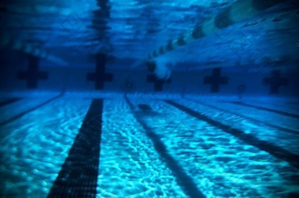 游泳者在一个25米长的室外游泳池的另一端<strong>闪过</strong>一道白色的泡泡。水下景观。美国加利福尼亚州。