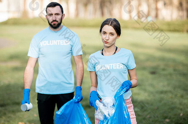 肖像失望志愿者蓝色的t恤删除塑料垃圾公园