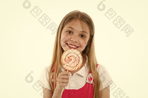 我需要请客。女孩可爱的笑脸上拿着甜蜜的棒棒糖。<strong>适量</strong>的糖果可以。女孩喜欢糖果作为棒棒糖，孤立的白色背景。用糖果庆祝节日和生日。