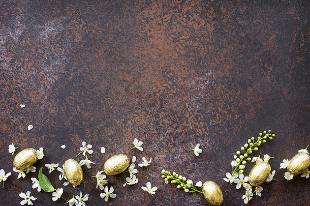 复活节概念色彩斑斓的复活节背景巧克力鸡蛋盛开的鸟樱桃石头板岩背景